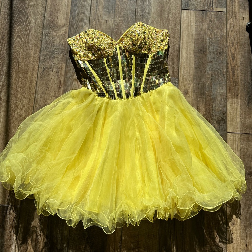 Temptation Jeweled Yellow mini formal. Size 6